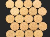 quelques pièces d'or sont disposées en carré sur un fond noir