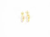 une paire de boucles d'oreilles en or et diamants sur fond blanc