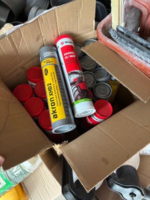 une boîte en carton remplie de pots de peinture, encore et encore