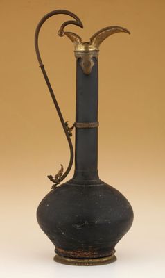 un vase noir et doré orné de cornes
