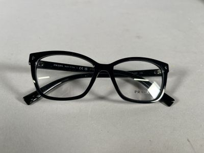 une paire de lunettes posée sur une table