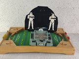 un plateau en bois sur lequel se trouve un jeu de football miniature