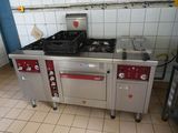 une image d'une cuisine commerciale avec une cuisinière et un four