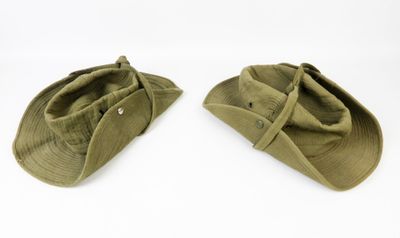deux casquettes vert militaire sur fond blanc