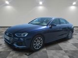 une berline Audi bleue garée sur un sol en carrelage à damier