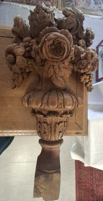un vase sur lequel est posé un bouquet de fleurs
