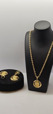 Ensemble collier et boucles d'oreilles en métal plaqué or, présenté dans un étui en velours noir