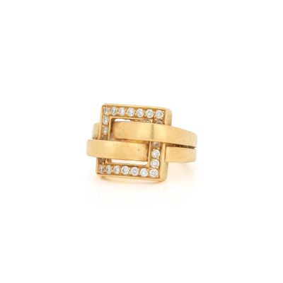 une bague en or jaune avec des diamants sur fond blanc