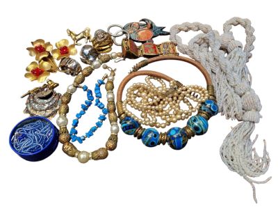LOT DE BIJOUX fantaisie, boucles d'oreilles, colliers, bague…