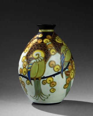 un vase orné d'un motif d'oiseau, posé sur une table