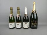 trois bouteilles de vin sont alignées sur une table