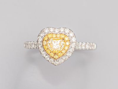 une bague en forme de cœur sertie de diamants jaunes et blancs