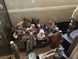 de nombreuses figurines posées par terre