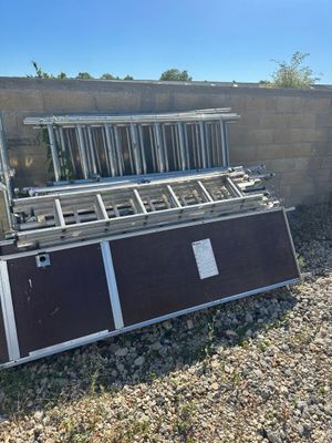 a large piece of equipment on the ground next to a wall
