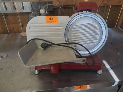 une machine posée sur une table dans une cuisine