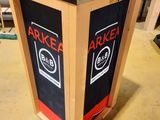 une boîte sur laquelle est posée une étiquette, posée sur une table