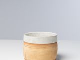 un gros plan d'un bol posé sur une table, sur fond gris