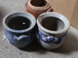 deux vases bleus et blancs posés par terre l'un à côté de l'autre