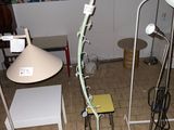 une lampe posée sur un pied au milieu d'une pièce