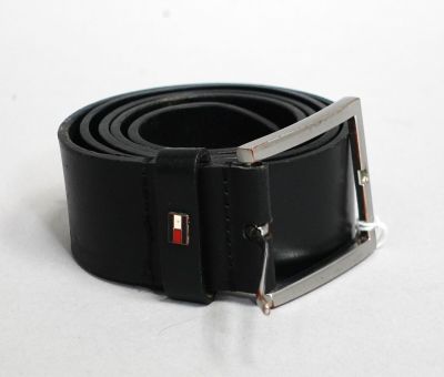 ceinture en cuir noir avec une boucle argentée sur un fond blanc