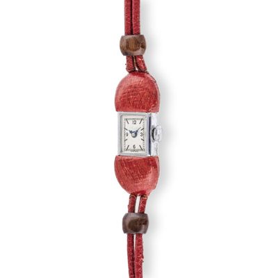gros plan d'une montre-bracelet sur fond blanc
