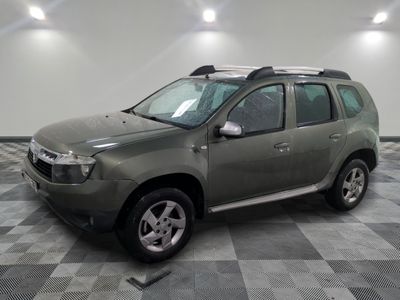 la photo d'une voiture garée dans un garage