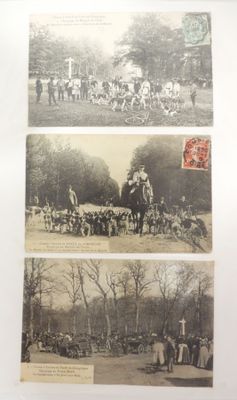 une vieille photo en noir et blanc montrant un groupe de personnes à cheval