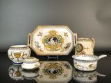 une image d'un groupe de plats et de tasses en porcelaine sur une table