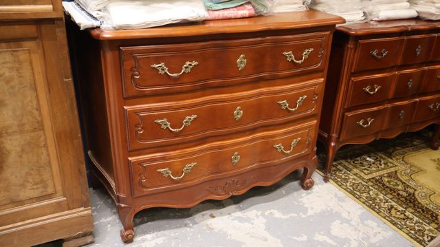 Commode de style Louis XV finition merisier ouvrant à 3 tiroirs, ...