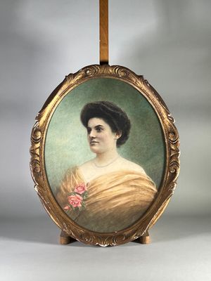 une vieille photo d'une femme avec une fleur dans les cheveux