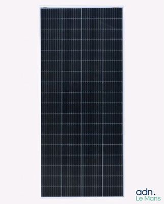 un gros plan d'un panneau solaire sur fond blanc