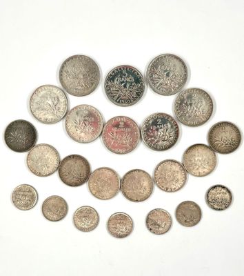 de nombreuses pièces de monnaie de différents types disposées en cercle
