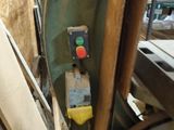 a picture of a machine that is sitting in a room
