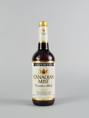 une bouteille de « Canadian Mist » posée sur une table