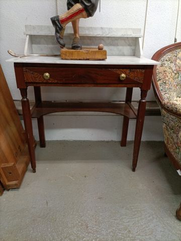 Table de toilette vers 1930, plateau marbre à dosseret , ouvrant 