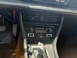 le tableau de bord d'une voiture équipée d'un système de commande de direction