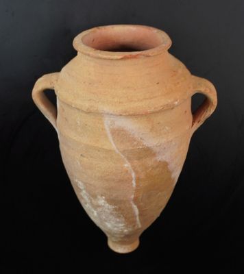 un grand vase en argile muni d'anses, sur fond noir