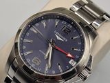 une montre en argent avec un cadran bleu posée sur une table