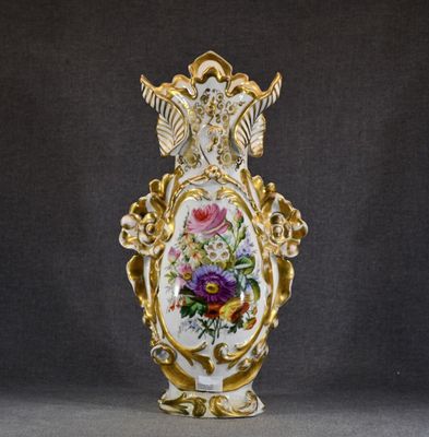 une image représentant un vase orné de fleurs