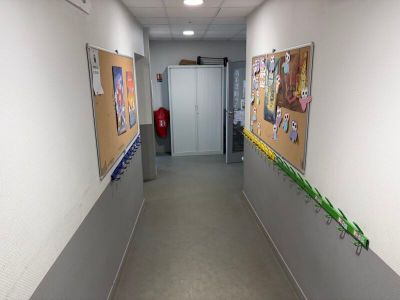 un couloir dans un immeuble avec des affiches sur les murs