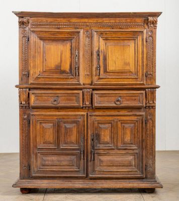 Buffet à deux corps en chêne mouluré er sculpté.