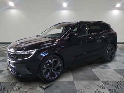 le 4x4 noir est garé sur le sol en damier d'un garage