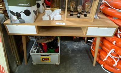 un petit bureau sur lequel se trouvent de nombreux objets