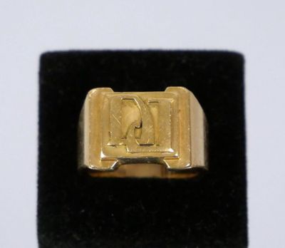 une image représentant une bague en or sur laquelle figure la lettre « k »