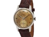 gros plan d'une montre-bracelet avec un bracelet en cuir marron