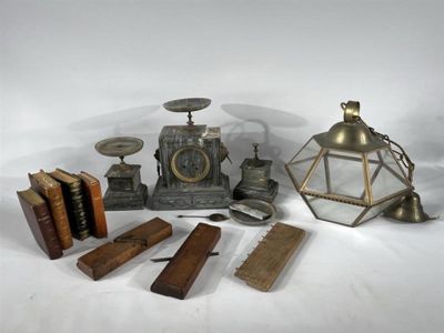 un grand nombre d'objets différents posés sur une table