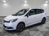 la voiture blanche est garée dans le garage sur un sol en damier