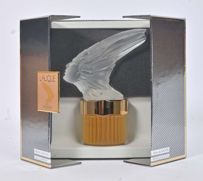 une image représentant une boîte contenant un flacon de parfum