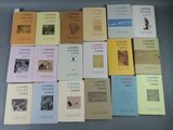 plusieurs livres sont empilés sur une table