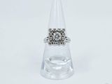 bague en argent ornée d'un bouquet de diamants au sommet d'un cône transparent